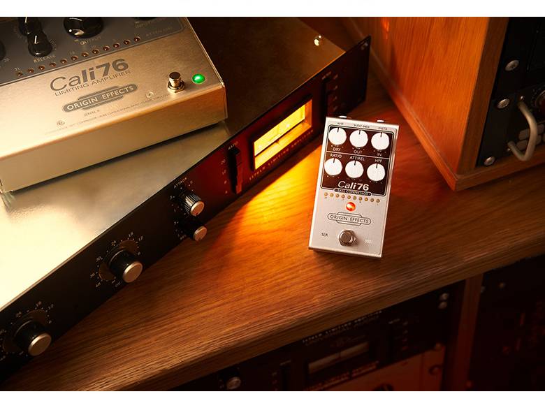 Cali76 Bass Compressor 페달 대각선 클로즈업